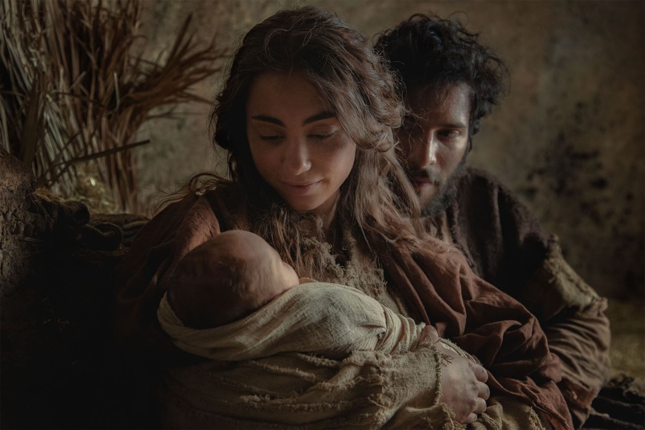 Marie et Joseph tiennent l’enfant Jésus