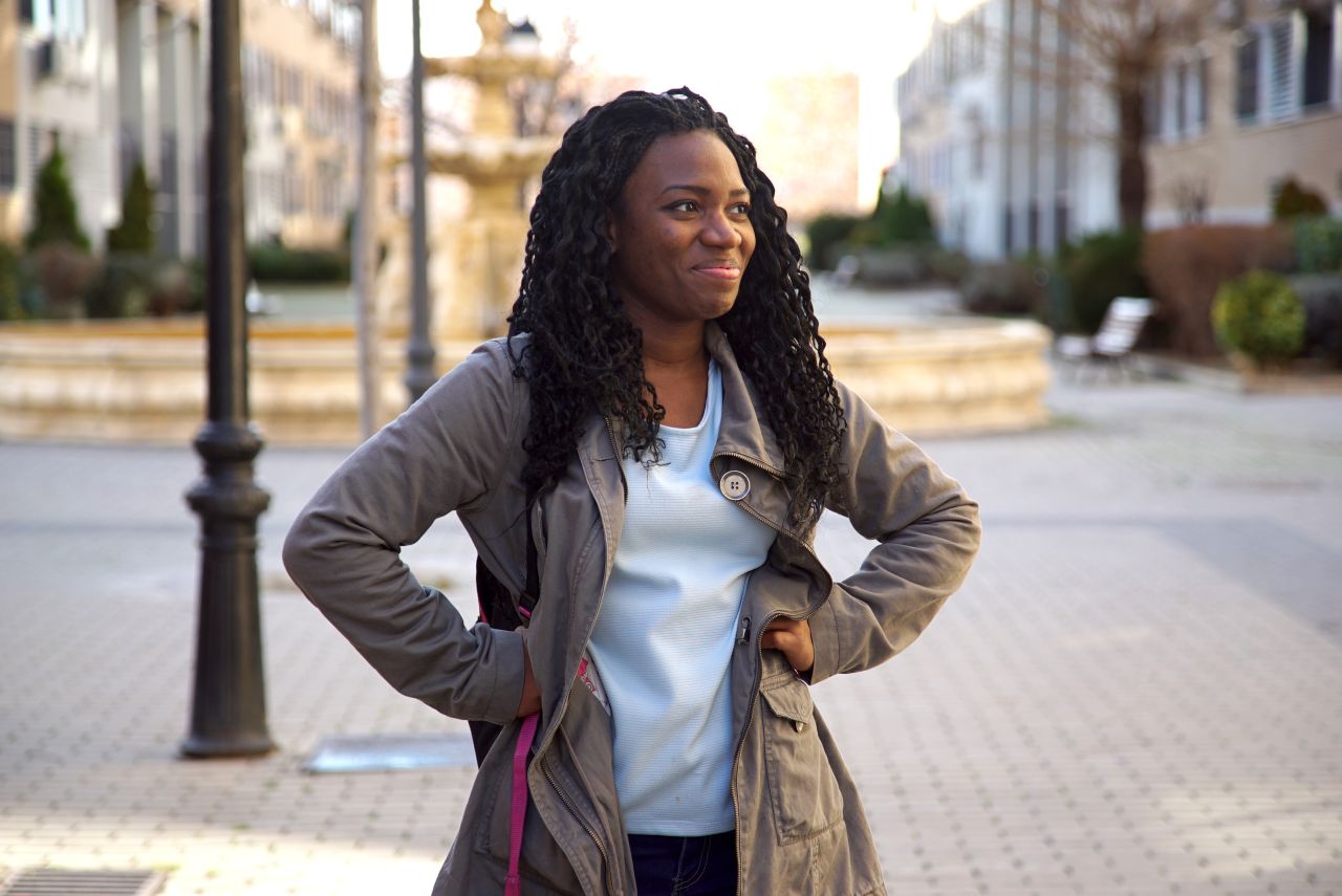 Une femme pensant à son but dans la vie