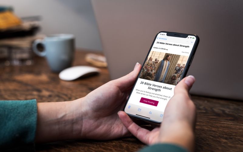 Une personne regarde un article concernant la Bible sur son téléphone