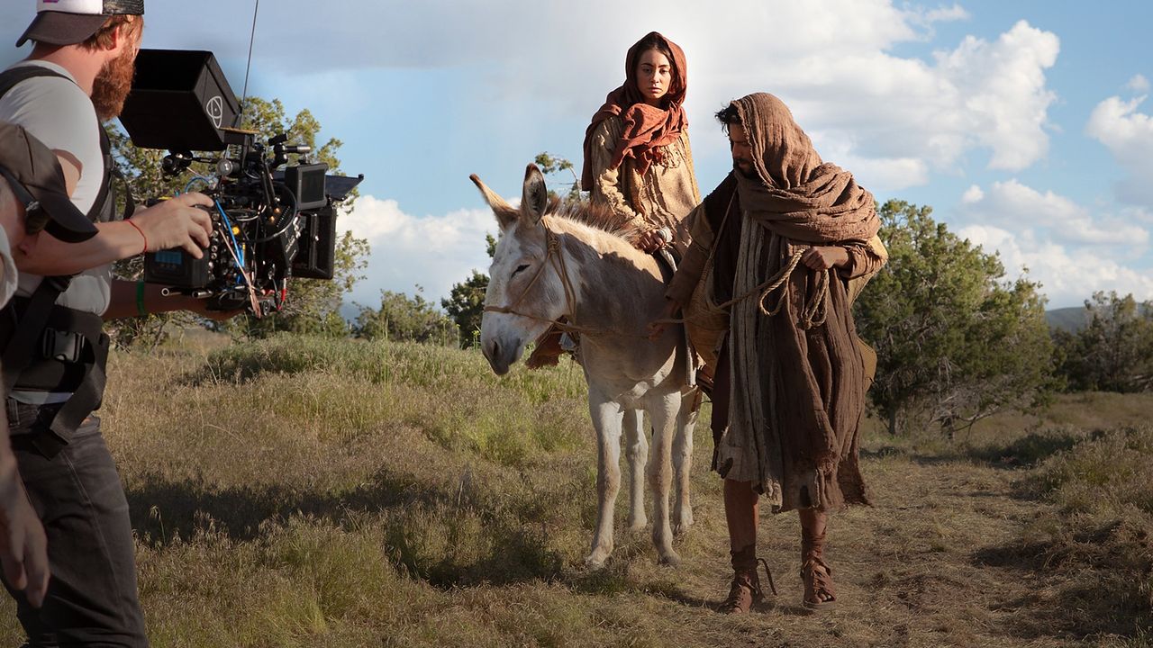 Un caméraman filme les acteurs jouant Marie et Joseph