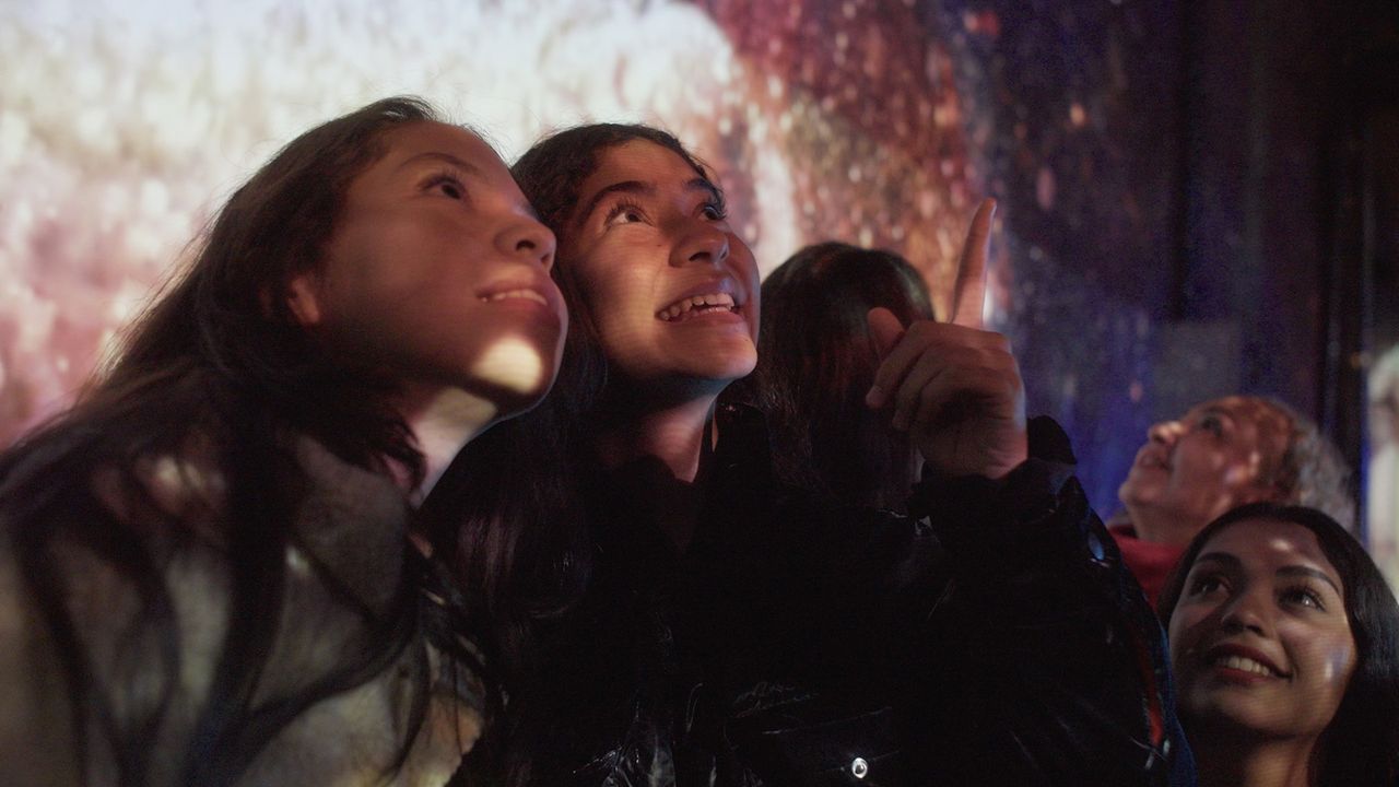 Deux filles regardent une vidéo Light the World