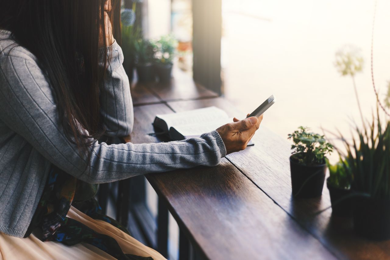 Quelqu’un tenant un téléphone avec un article sur la Bible