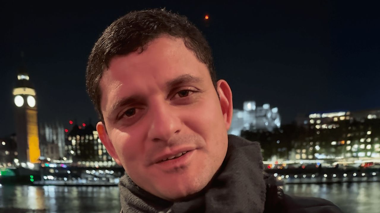 Un homme parle lors d’une interview à l’extérieur