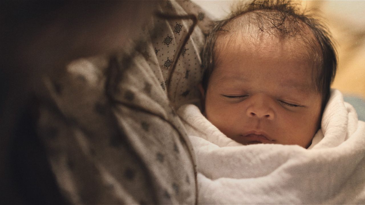 Deux parents tenant leur nouveau-né