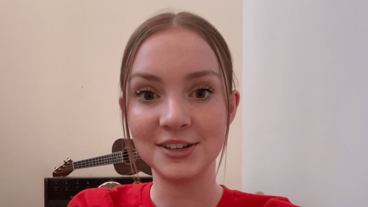 Un jeune fala avec une caméra