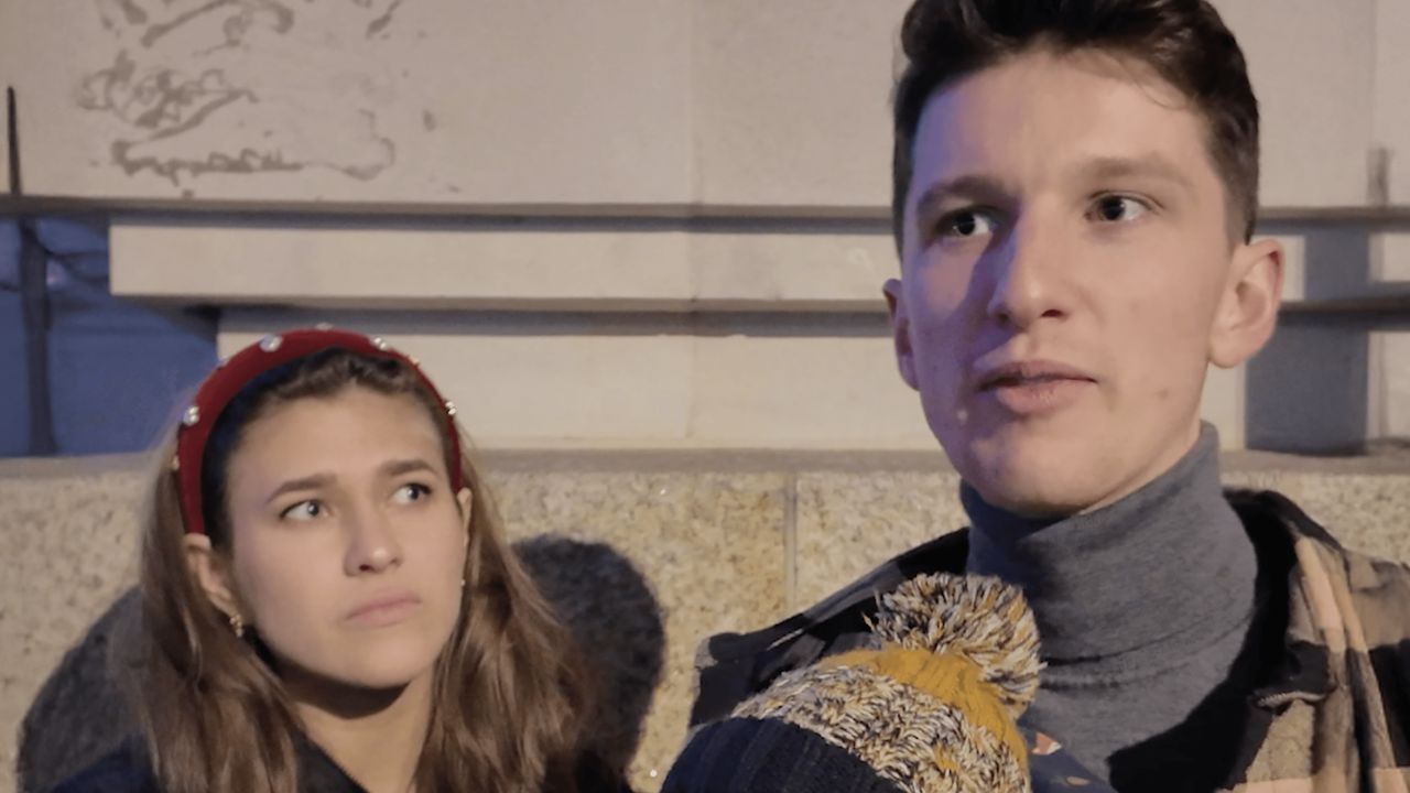 Un jeune couple parle lors d’une interview dans la rue
